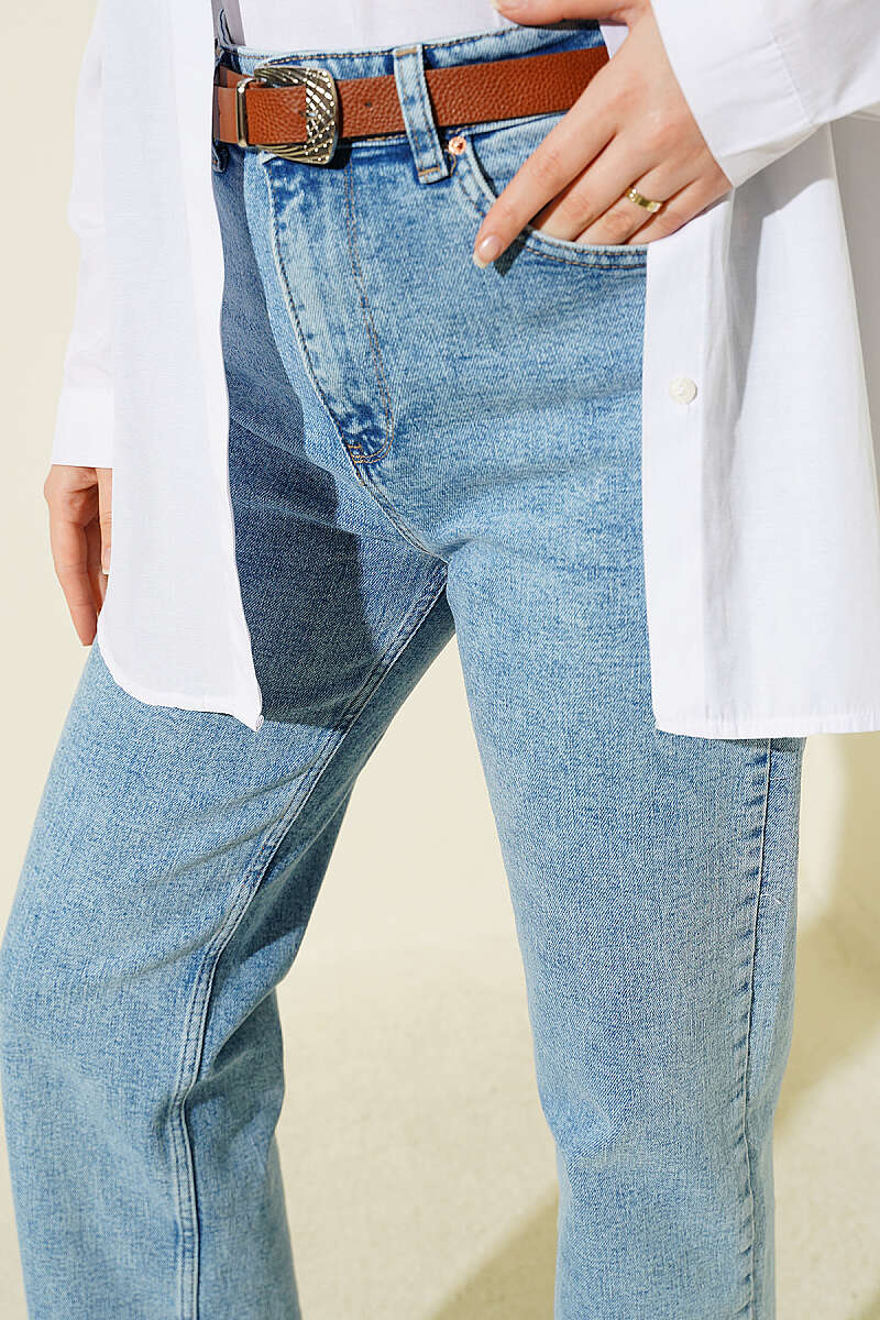 Belted Mom Jeans - Light Wash