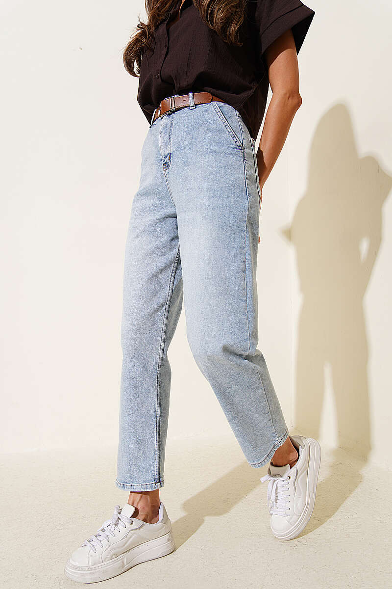 Belted Mom Jeans - Light Wash