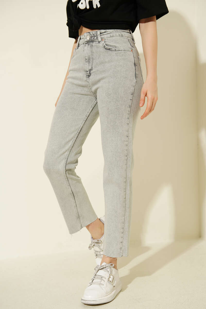 Cropped Straight-Leg Button Jeans - Light Wash
