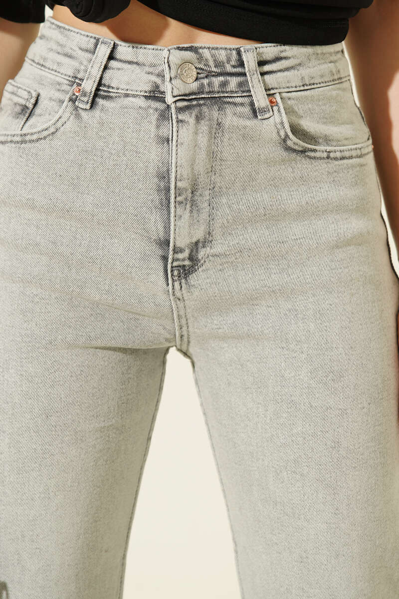 Cropped Straight-Leg Button Jeans - Light Wash