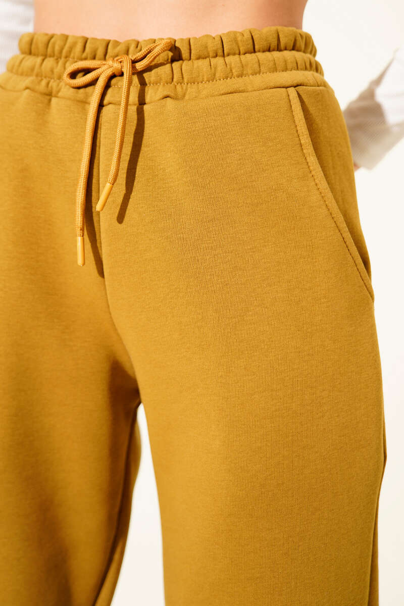 Three-Thread Jogger Pants - Olive
