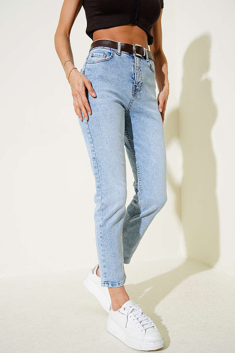 Belted Mom Jeans with Pockets - Light Wash
