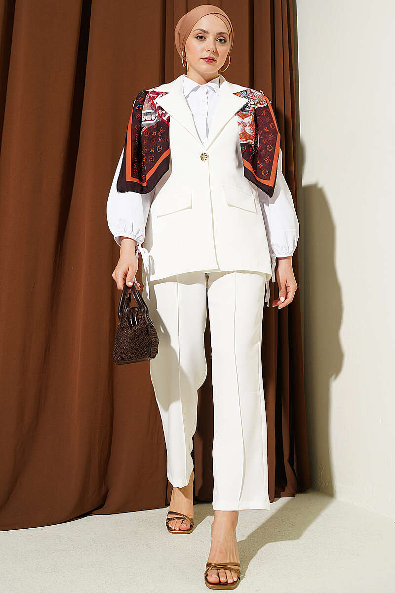 Vest Set with Epaulettes and Gold Buttons - Ecru