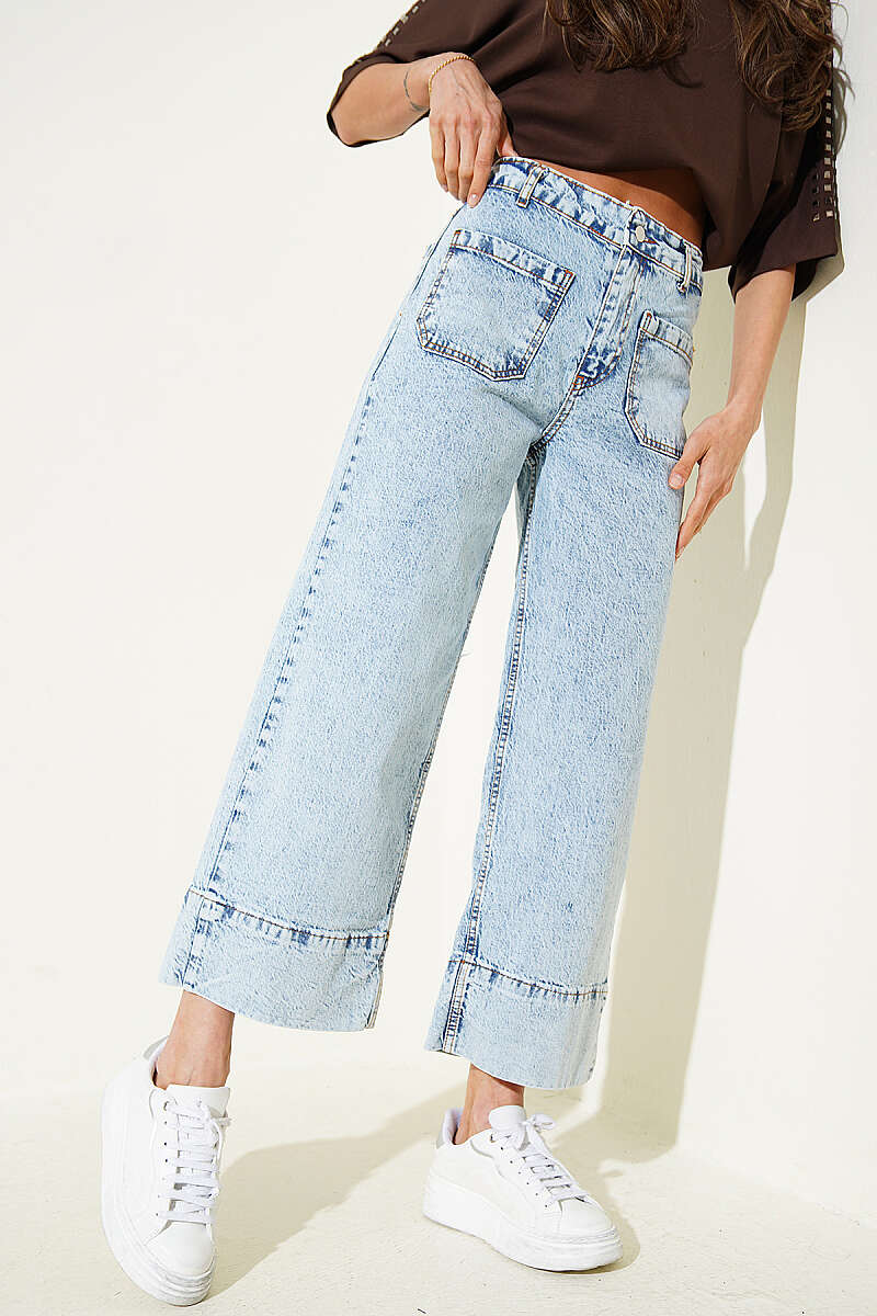 Wide-Leg Jeans with Front Pockets - Light Wash