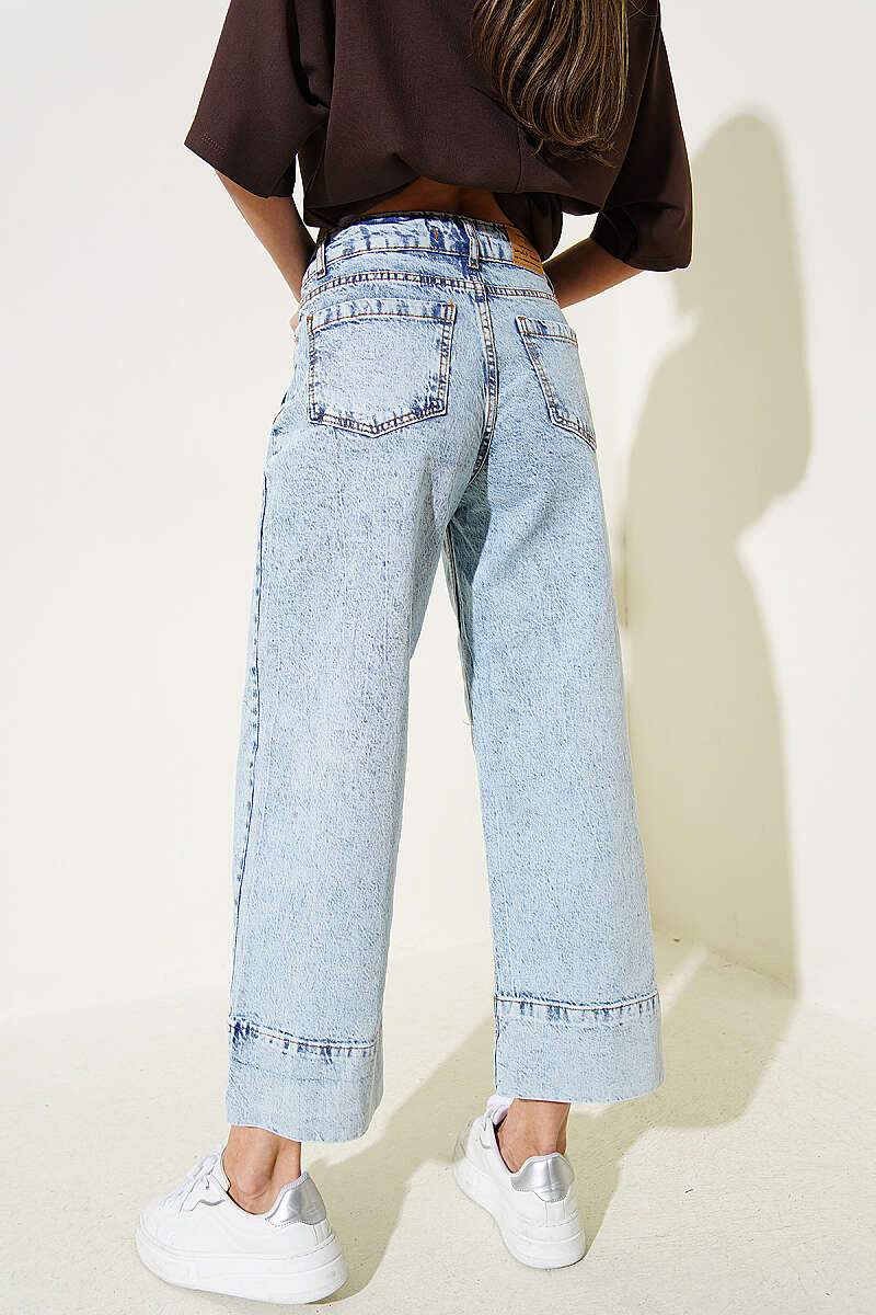 Wide-Leg Jeans with Front Pockets - Light Wash