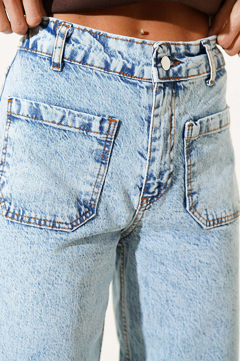 Wide-Leg Jeans with Front Pockets - Light Wash