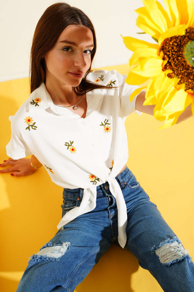 Short Daisy Embroidered Shirt - Ecru