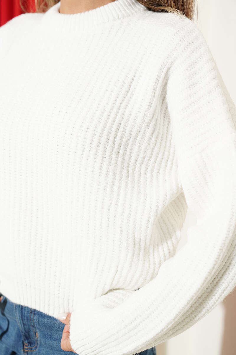 Short Soft Knit Sweater in Salonica Stitch - White