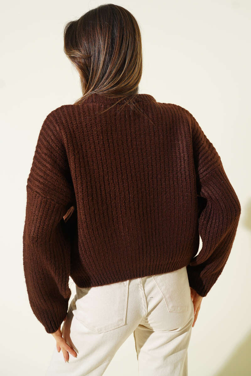 Short Soft Knit Sweater in Salonica Stitch - Brown
