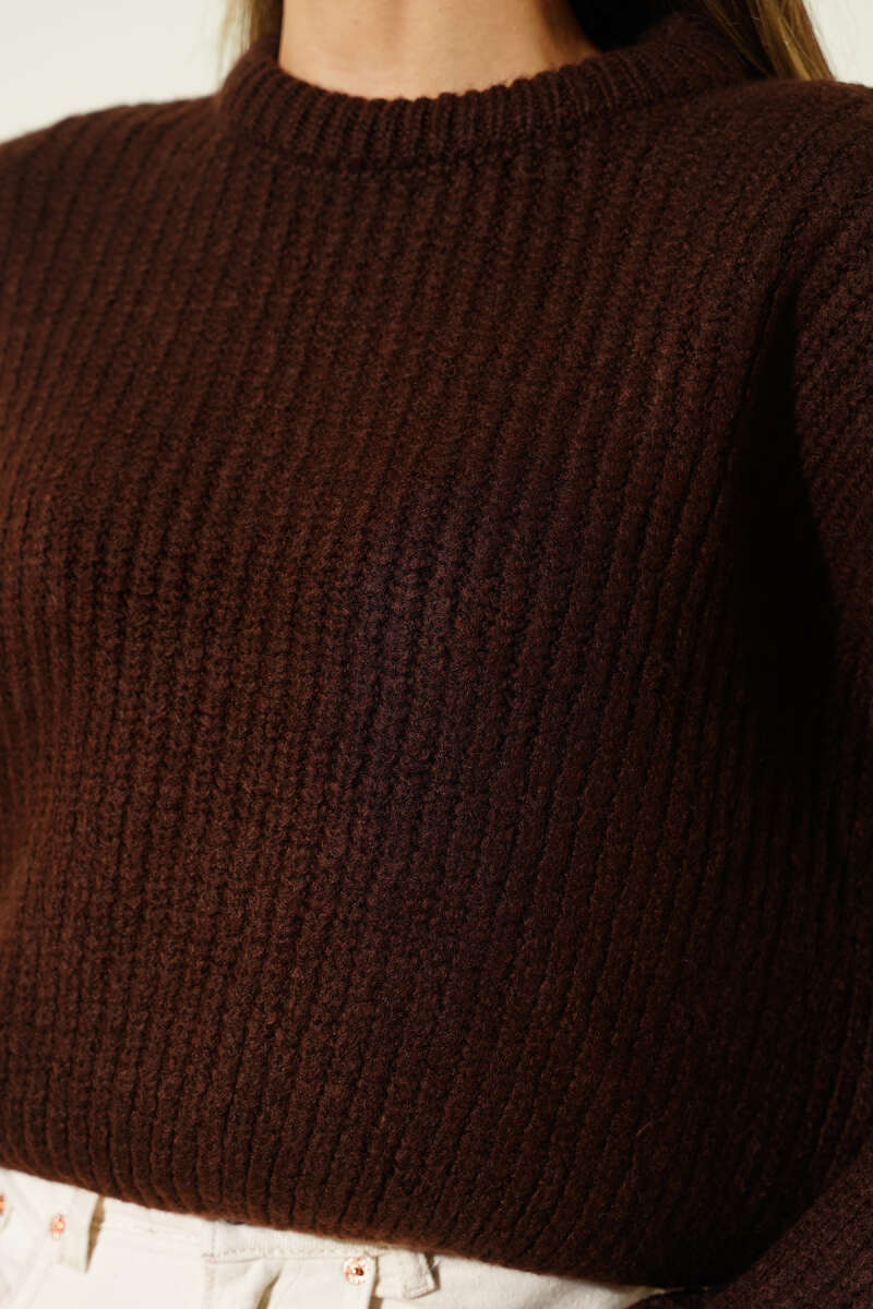 Short Soft Knit Sweater in Salonica Stitch - Brown
