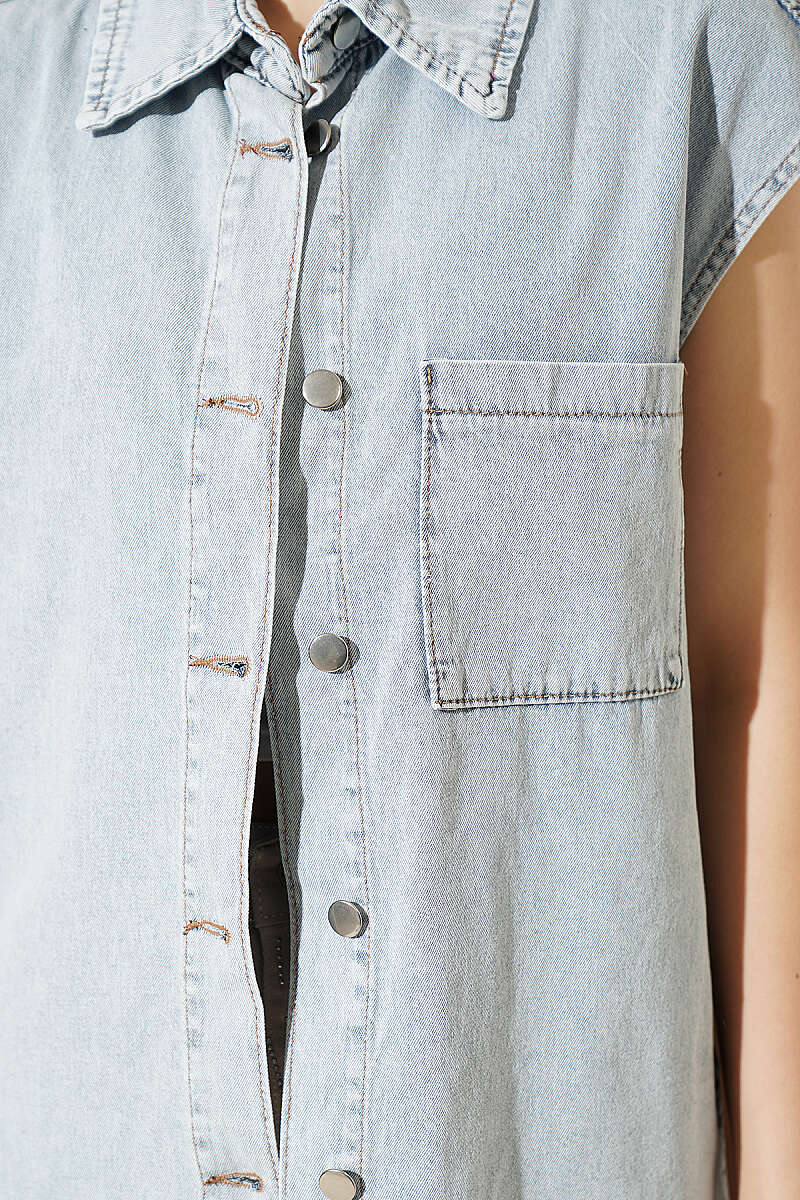 Single-Pocket Denim Vest - Light Wash