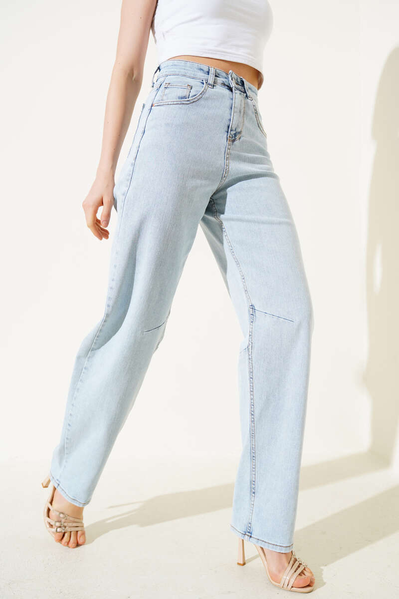 Baggy Jeans with Buckle and Darts - Light Wash
