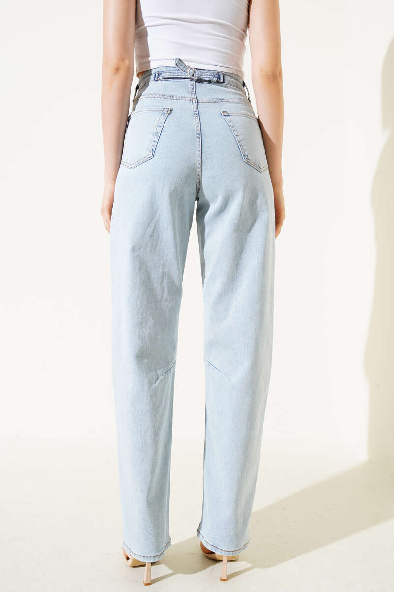 Baggy Jeans with Buckle and Darts - Light Wash