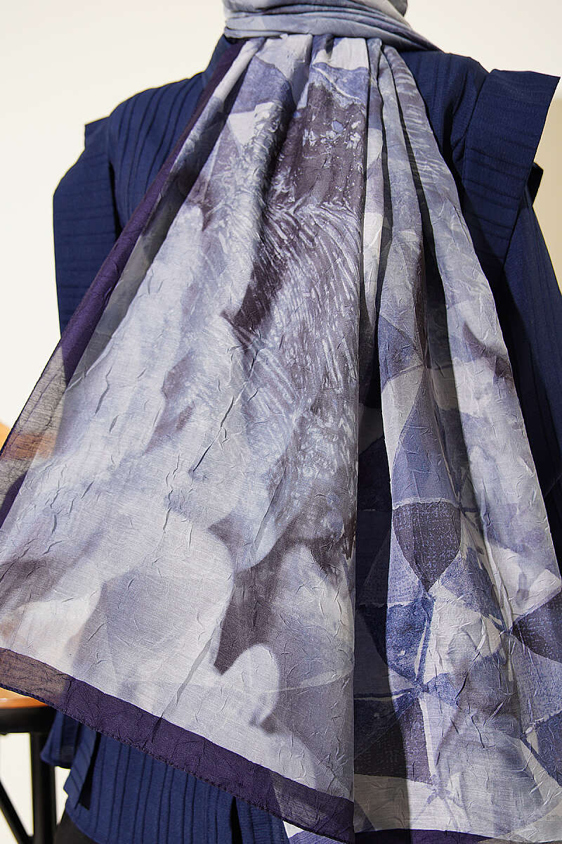 Triangle Print Bamboo Crinkle Shawl - Navy
