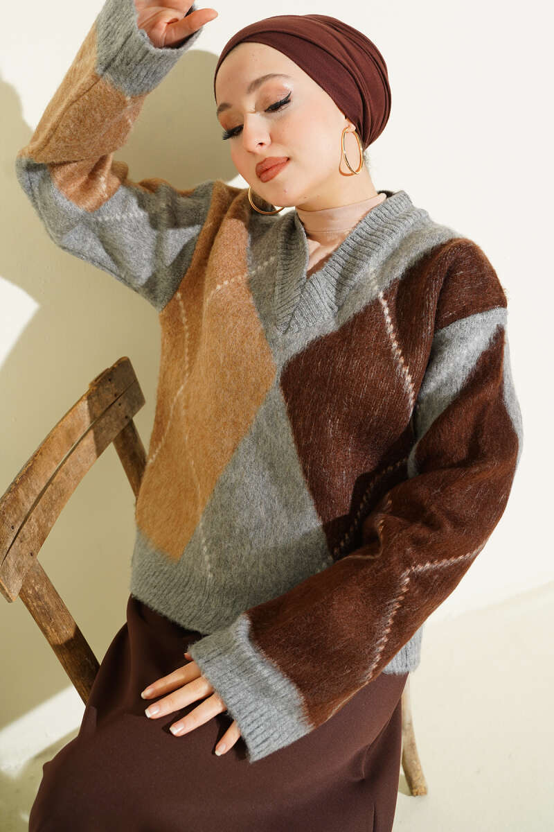 V-Neck Diamond Knit Sweater - Grey