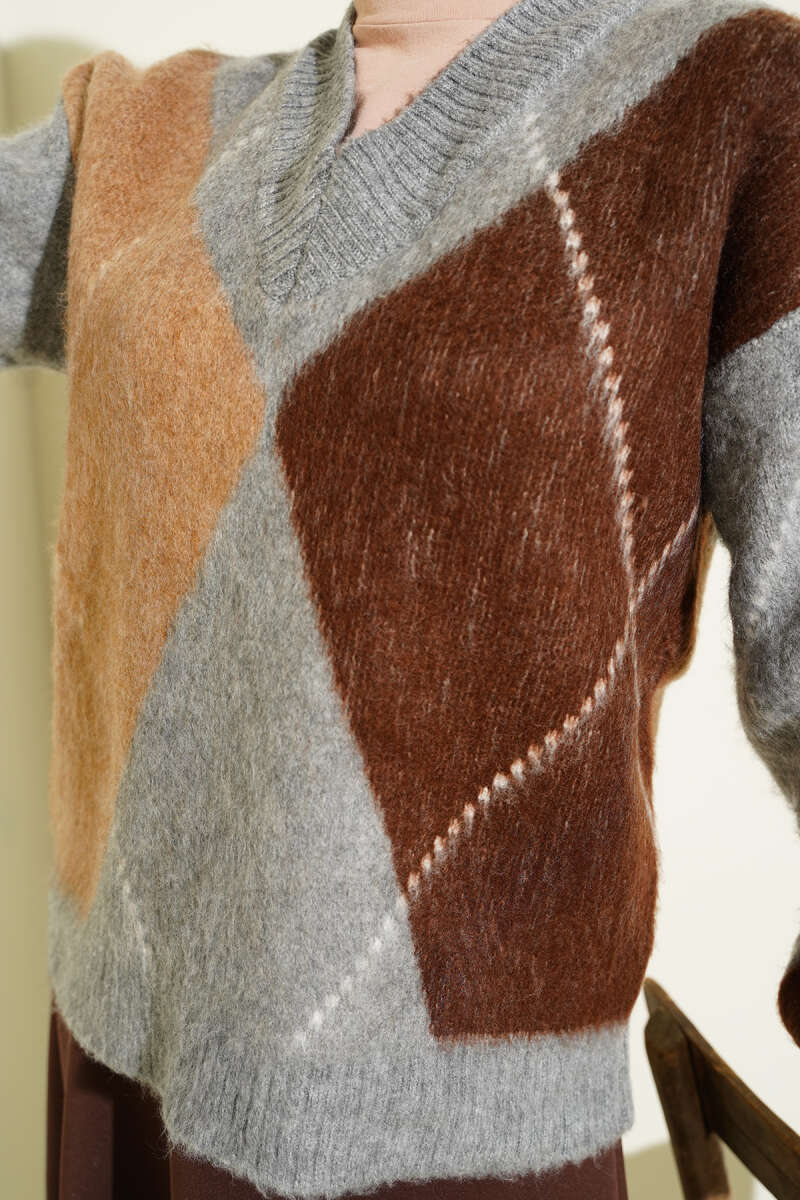 V-Neck Diamond Knit Sweater - Grey