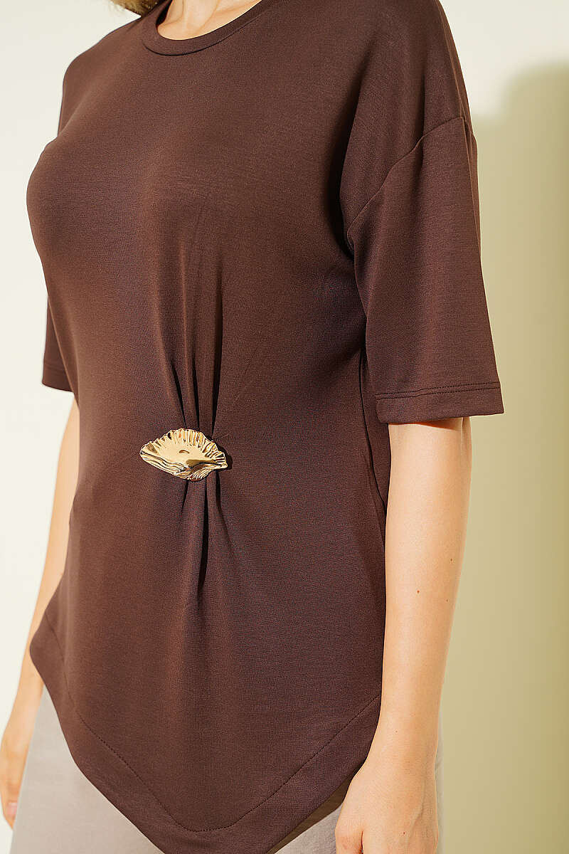 Side-Ruched Loycha T-Shirt with Brooch - Brown