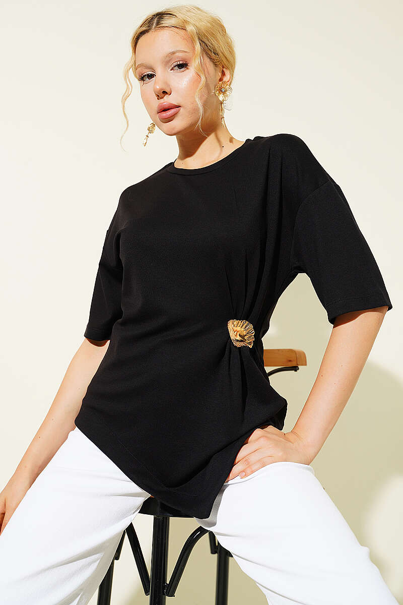 Side-Ruched Loycha T-Shirt with Brooch - Black