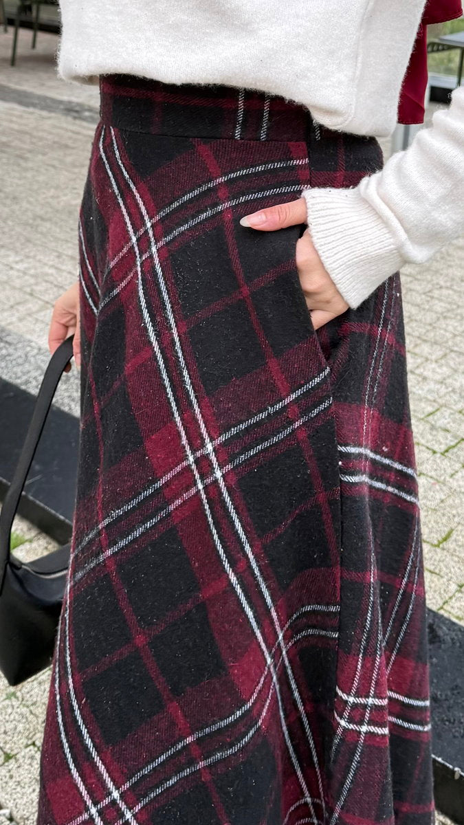 Plaid Skirt with Side Pockets - Black