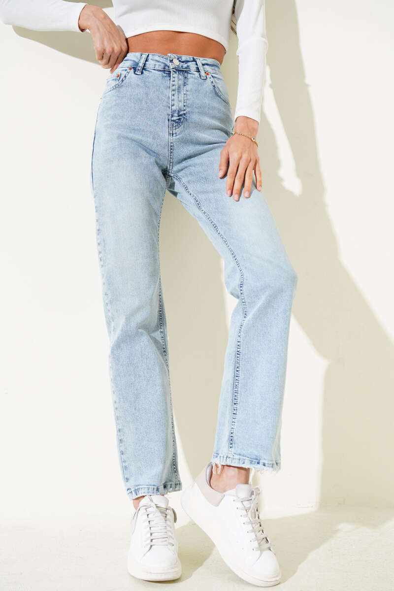 Distressed Straight-Leg Light Jeans - Light Wash