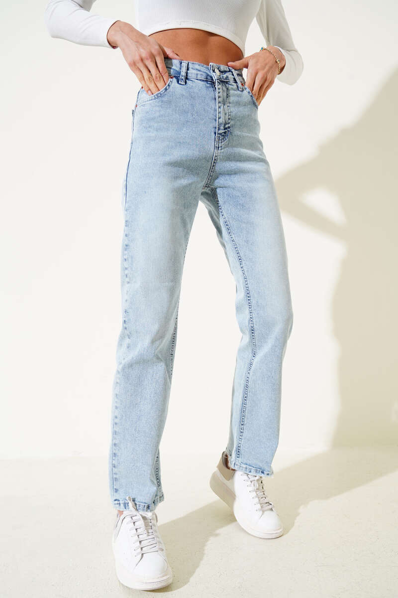 Distressed Straight-Leg Light Jeans - Light Wash