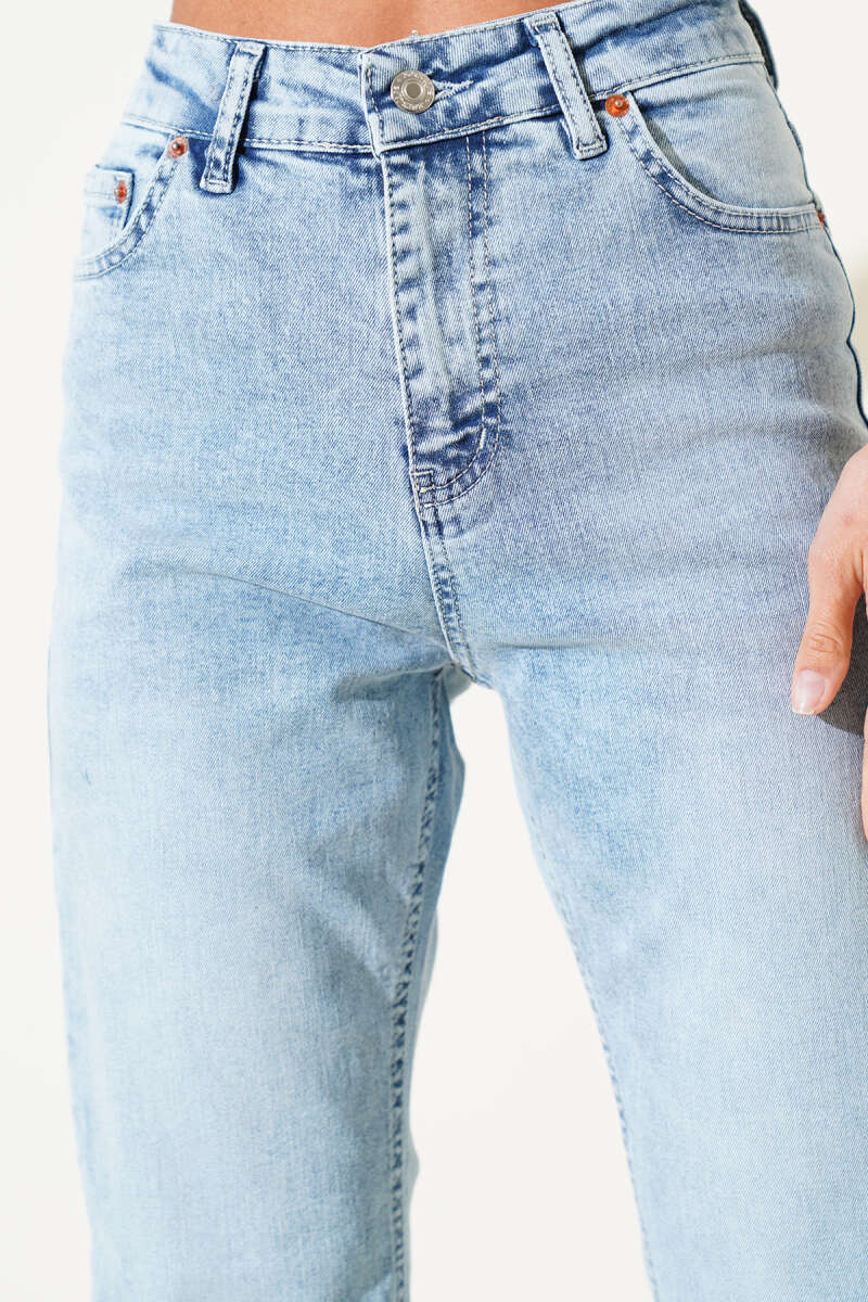 Distressed Straight-Leg Light Jeans - Light Wash